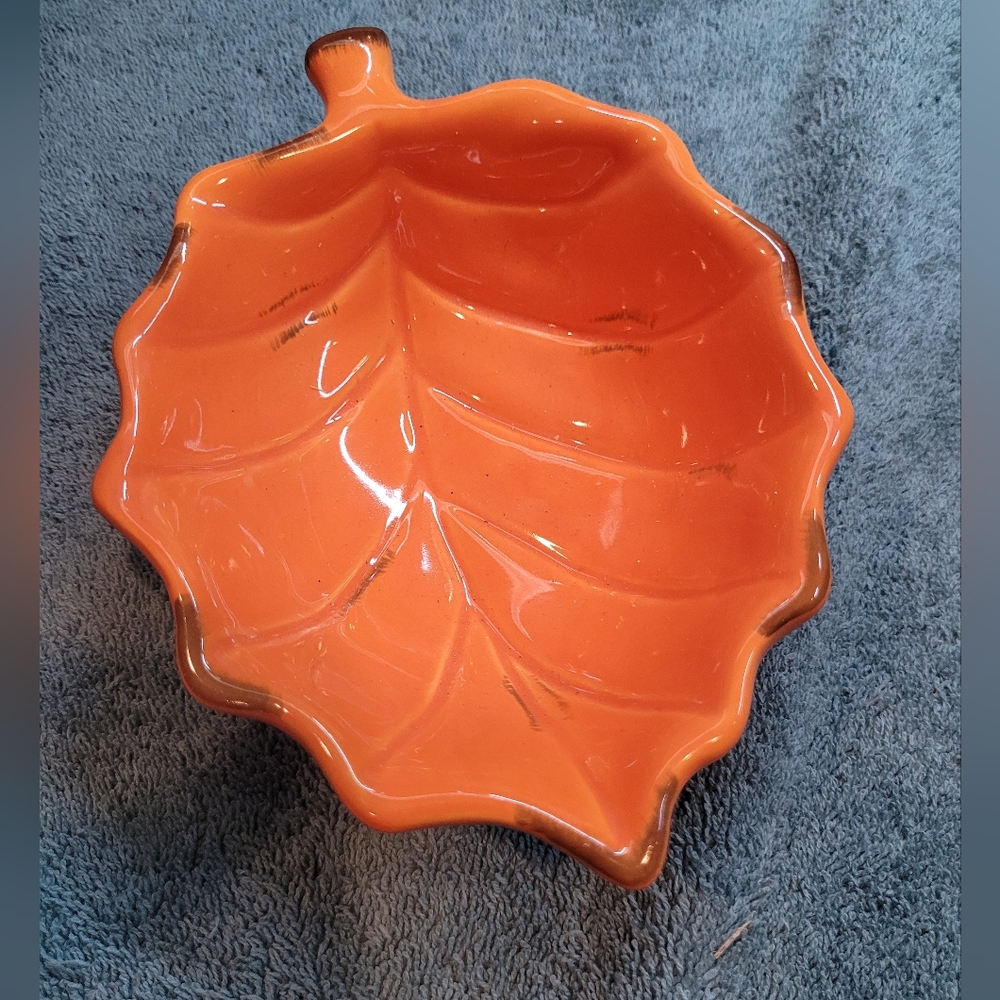 Ceramic leaf bowl